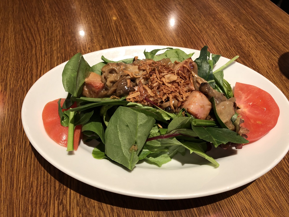 東京都港区品川駅から徒歩3分、WIRED CAFE Dining Lounge Wing 高輪店で健康的なサラダと豚肉をワインと共にいかがですか